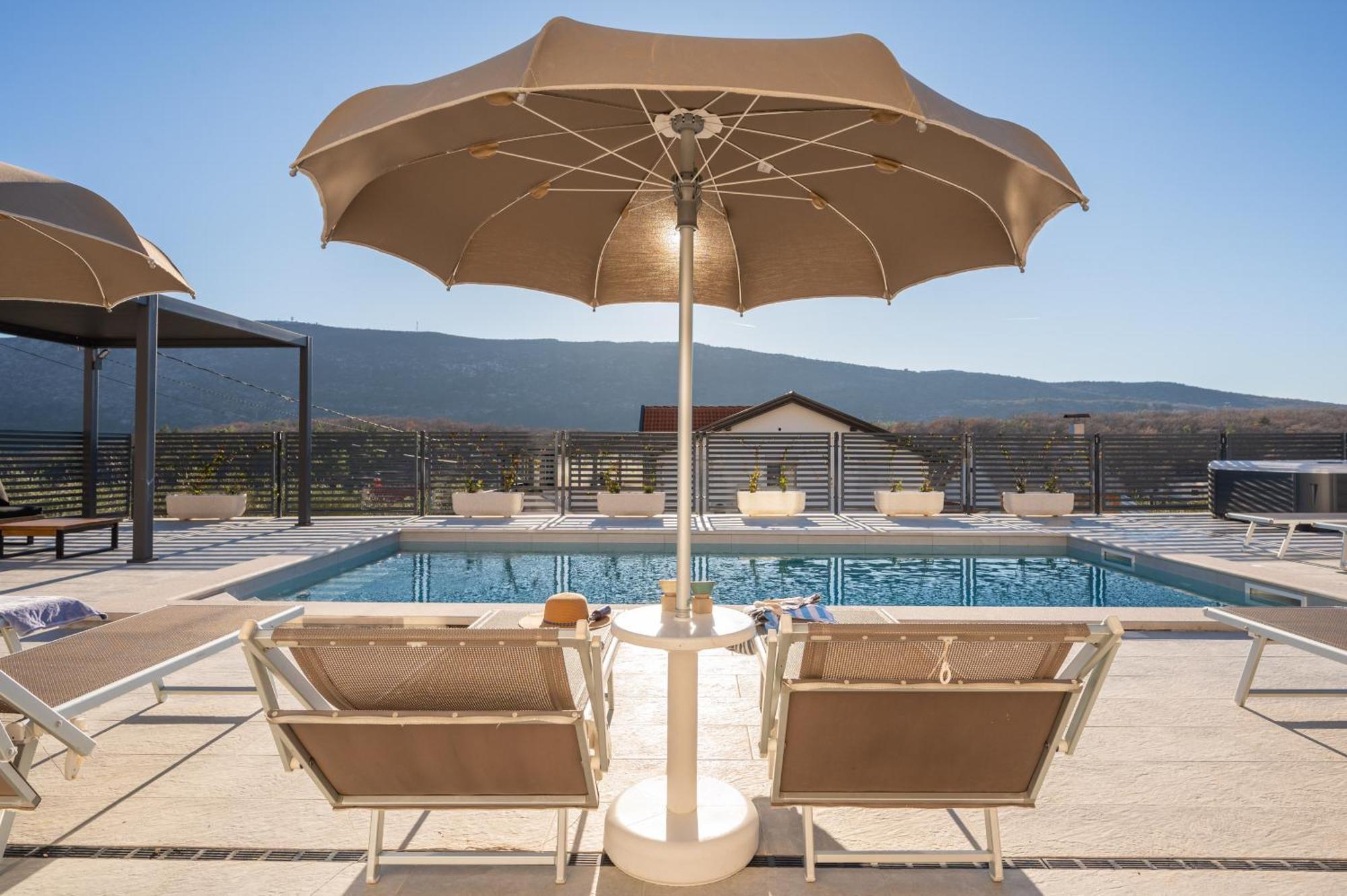 Magnolia With Heated Pool And Jacuzzi, Near Sea